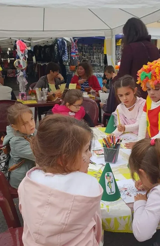Participants autour d’une table d’activités créatives lors de la Foire d’automne 2018