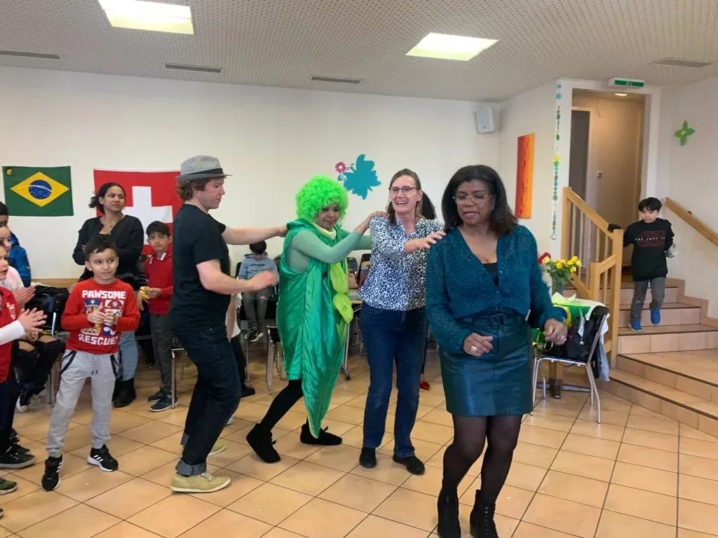 Participants réunis dans la salle pendant l’après-midi A Sementinha en 2022