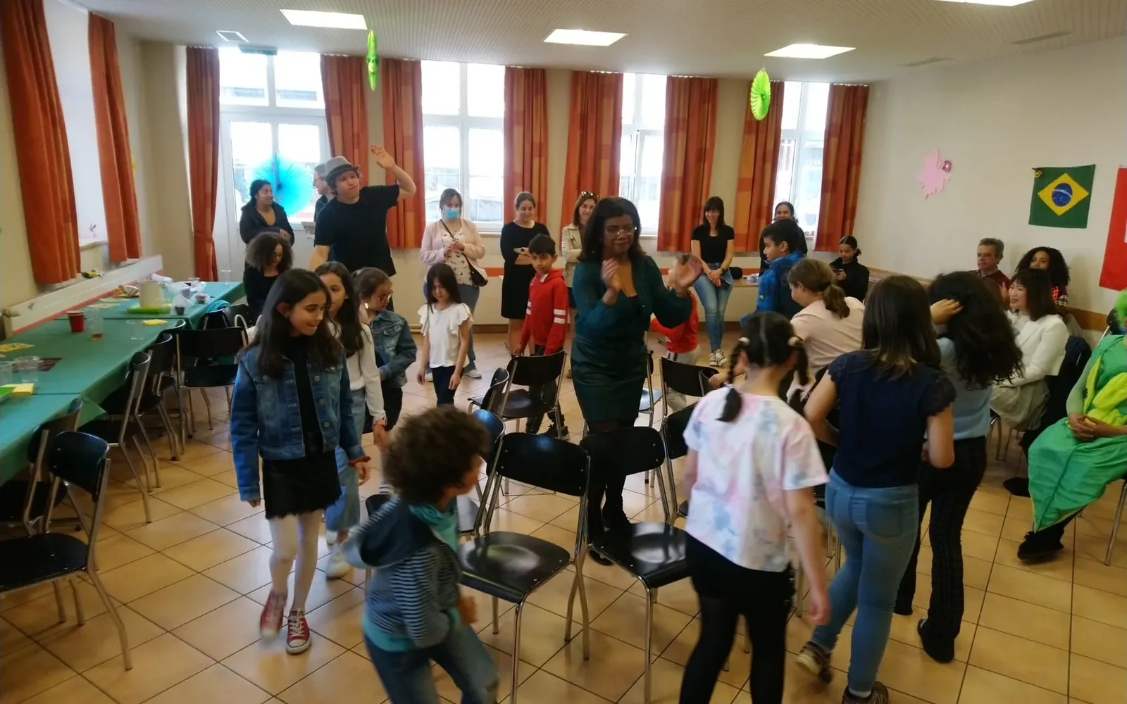 Activité musicale en cercle pendant l’après-midi A Sementinha en 2022