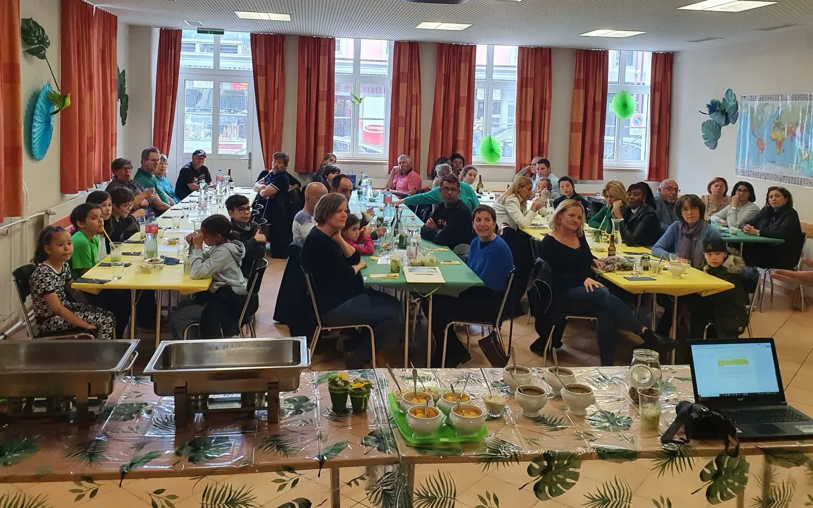 Vue d’ensemble du repas partagé lors de la Feijoada musicale 2022