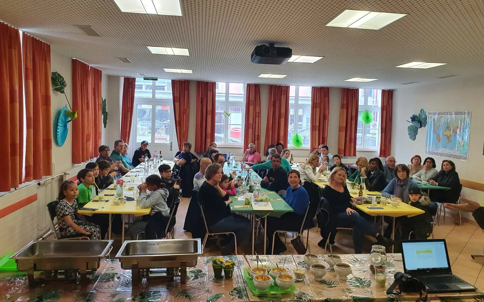 Participants attablés pendant la Feijoada musicale 2022 au Sentier