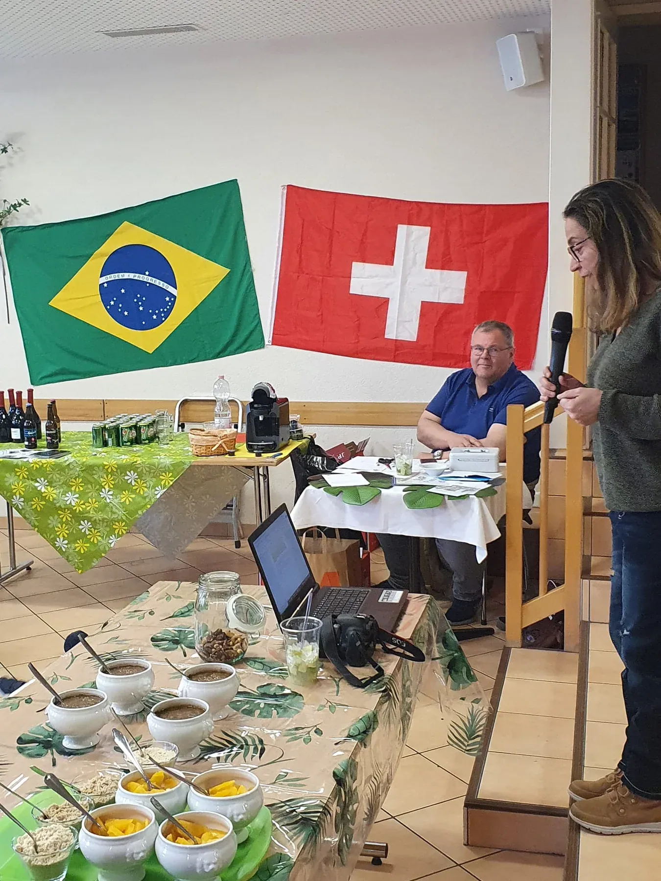 Présentation culturelle autour d’une feijoada, devant les drapeaux du Brésil et de la Suisse