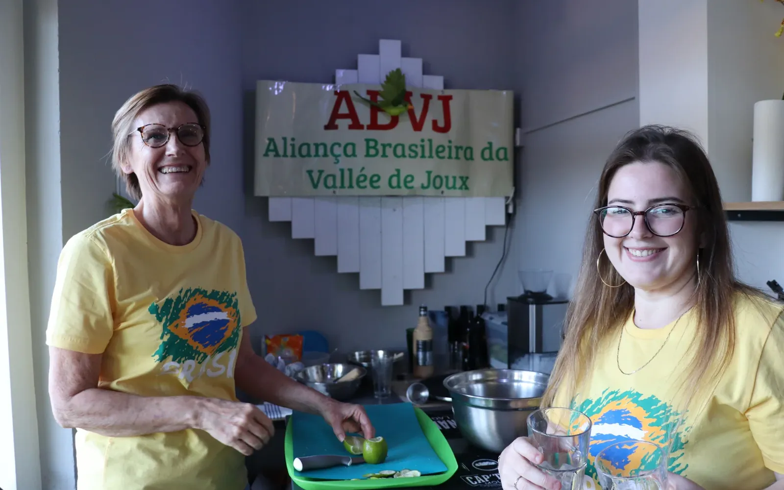 Deux personnes préparant l’accueil d’une soirée ABVJ au Bérouse
