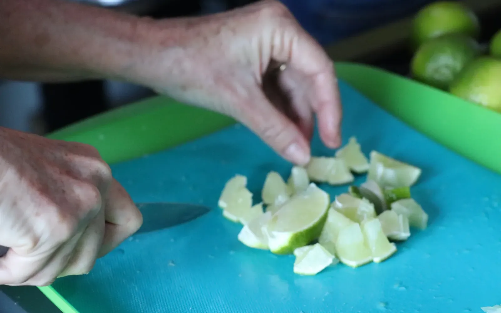 Mains découpant des citrons verts pendant une soirée au Bérouse