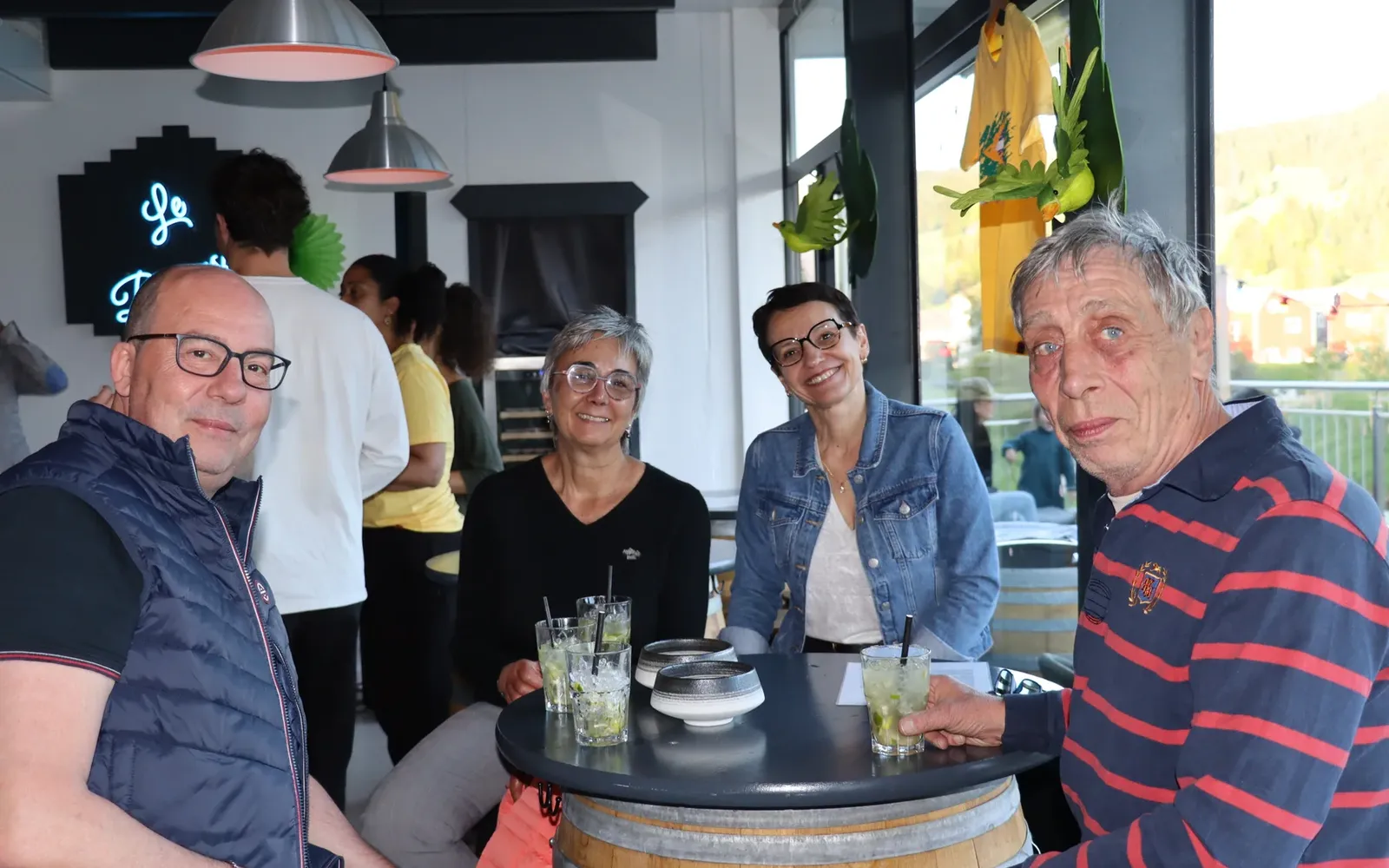 Groupe réuni autour d’une table pendant une soirée au Bérouse