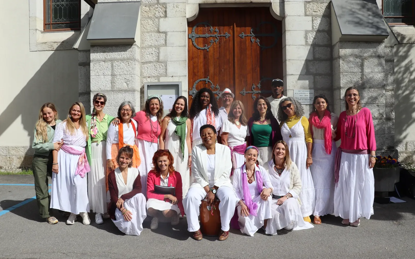 Photo de groupe de Manga Rosa devant l’entrée d’un bâtiment en pierre