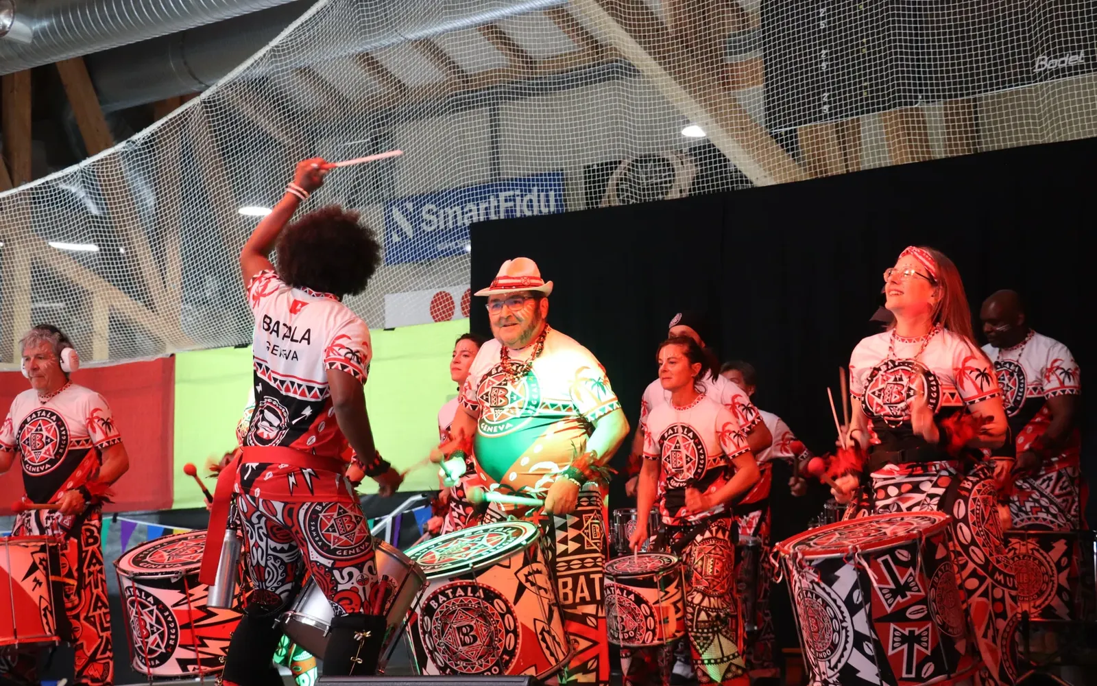 Batala Geneva jouant face au public