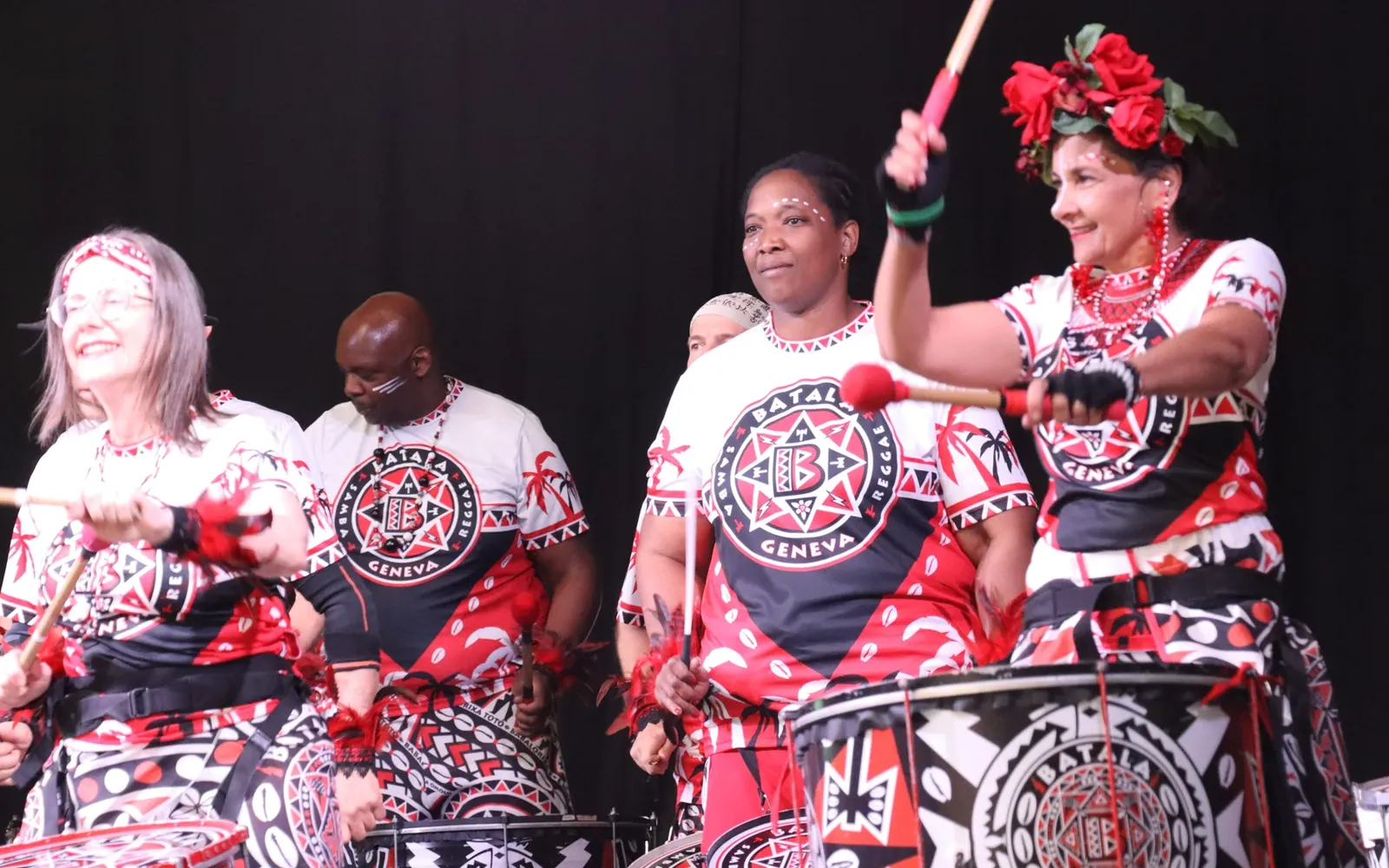 Percussionnistes de Batala Genève souriant sur scène