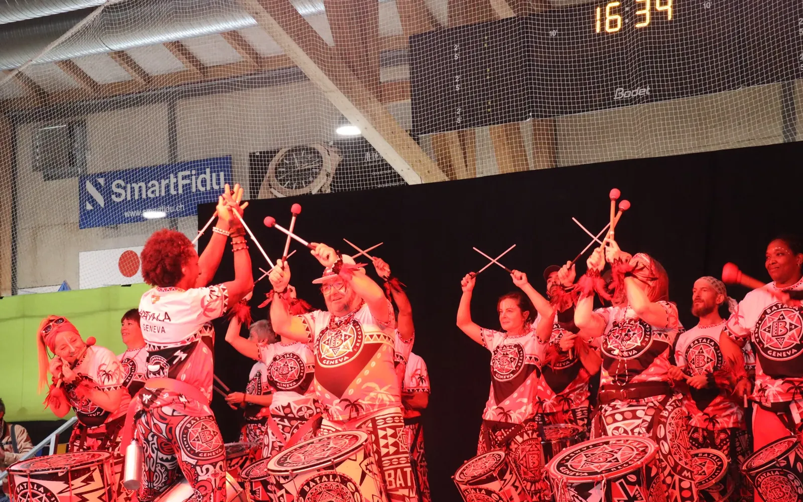 Batala Genève jouant sur la scène de la Fête multiculturelle