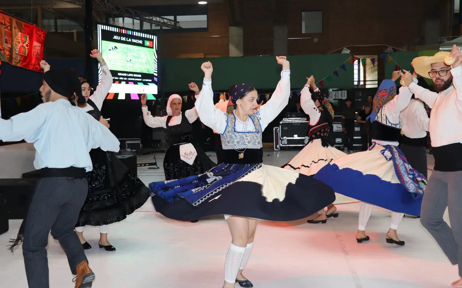 Groupe exécutant une danse traditionnelle portugaise