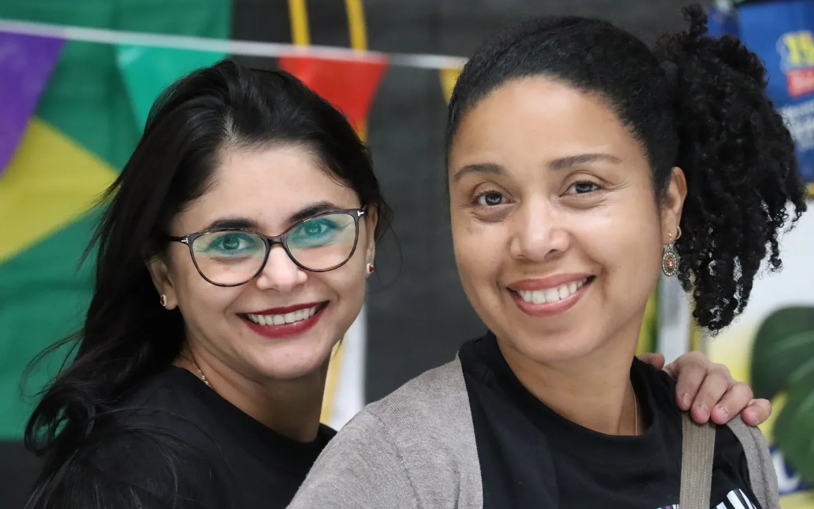 Deux personnes souriantes pendant la Fête multiculturelle