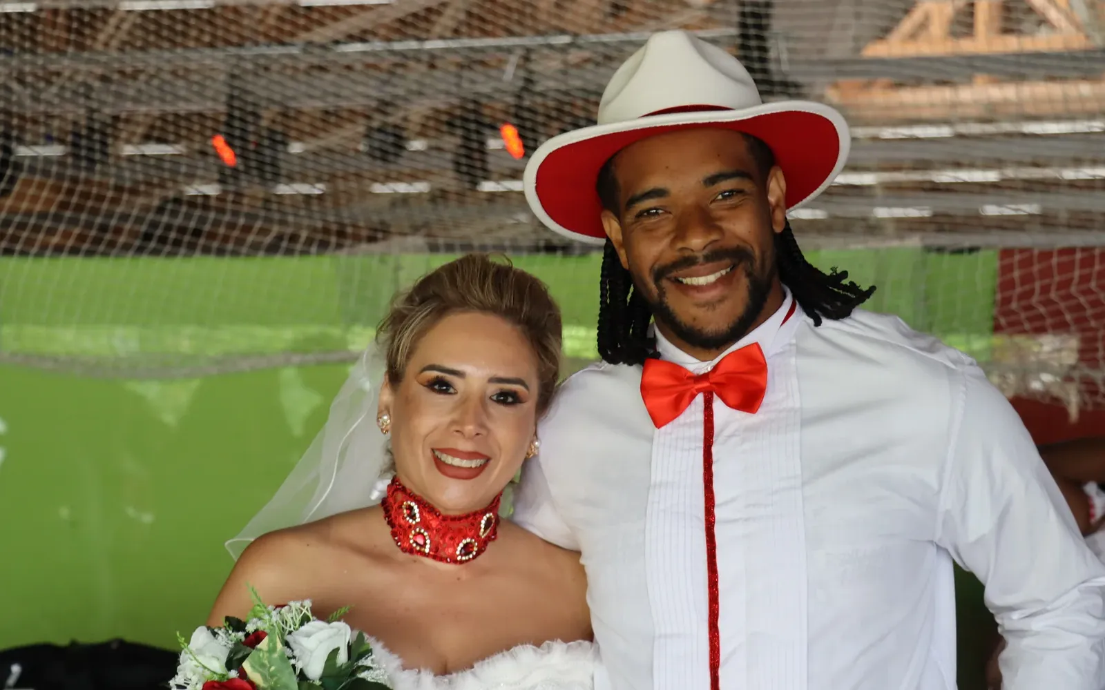 Deux artistes en costumes de quadrilha brésilienne