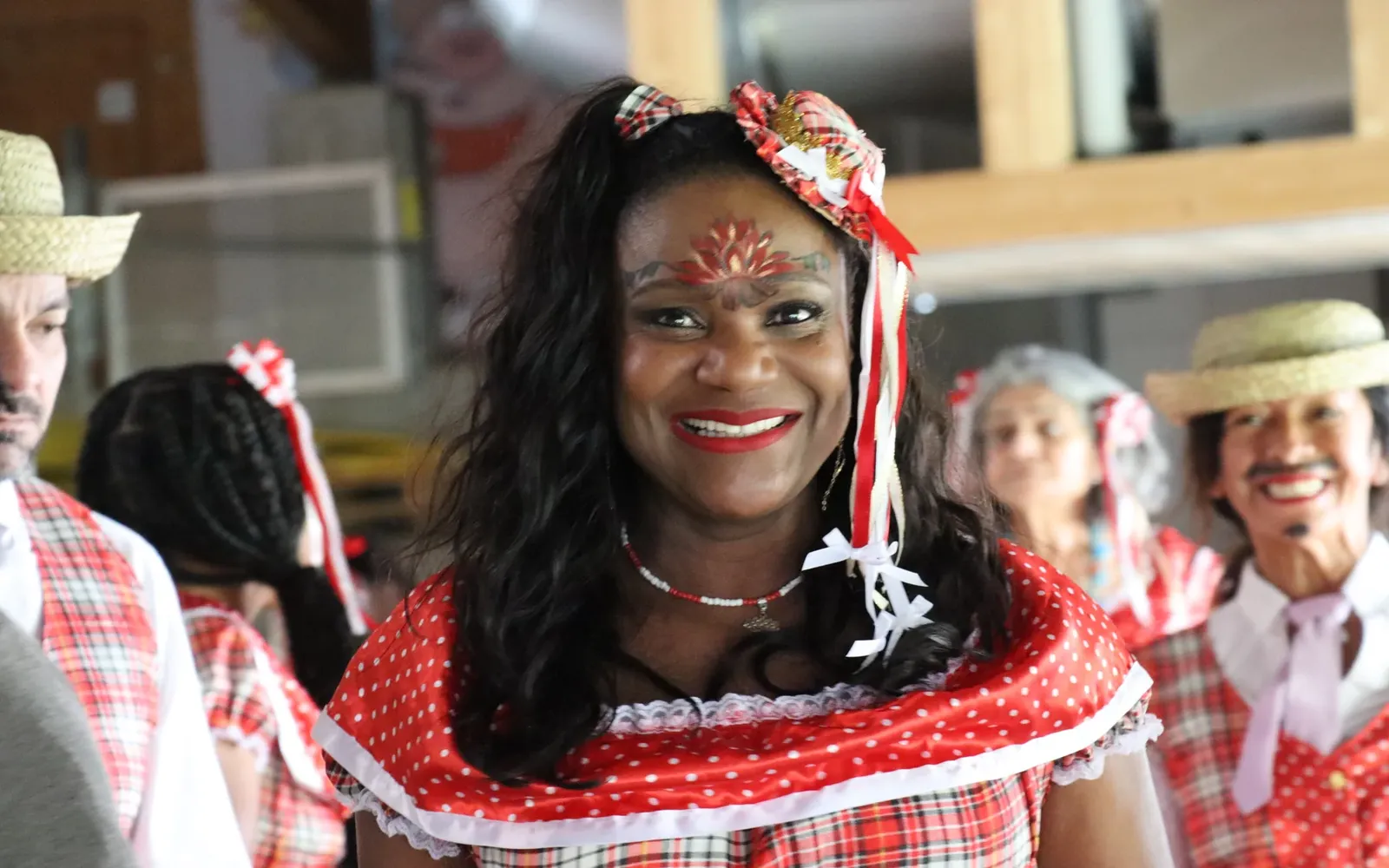 Portrait en costume rouge de quadrilha brésilienne