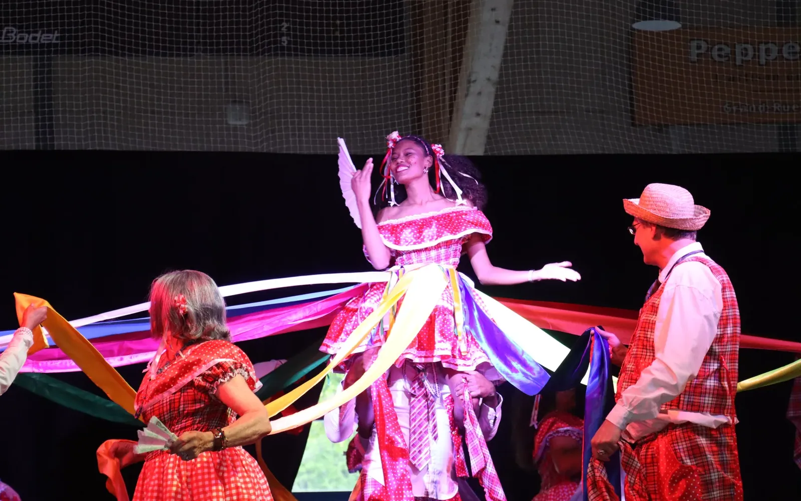 Danse de quadrilha avec des rubans sur scène