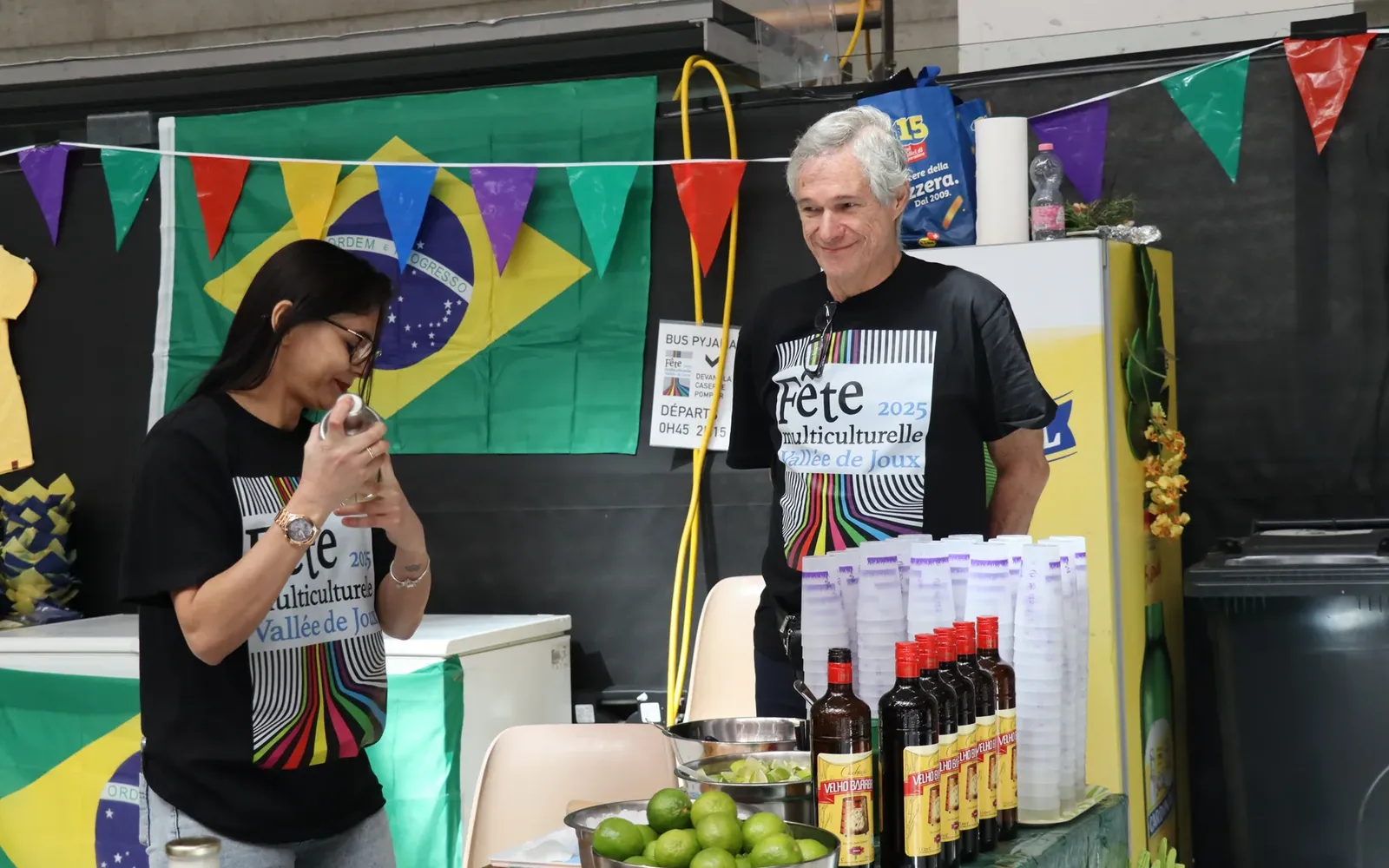 Stand brésilien décoré de drapeaux et de produits